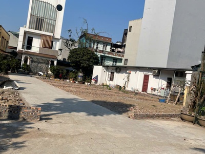 Bán đât phân lô ngọc thụy- long biên ô tô vào đất 50m2 ,mặt tiền 4.6m 9 tỷ long. 0