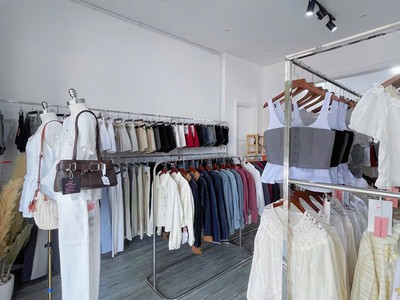 Cần sang lại toàn bộ shop đang kinh doanh có sẵn đồ chỉ việc vào kinh doanh mùa tết. 1