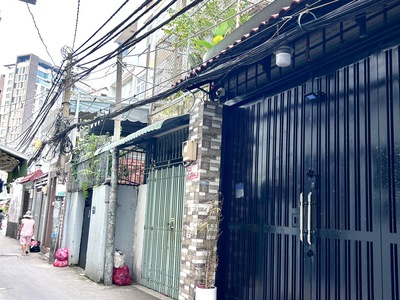 Bán nhà đ.số- cách vài bước chân có xe hơi- hiếm có ngang lớn 4.7m- lưu thông  khánh hội- hoàng 3