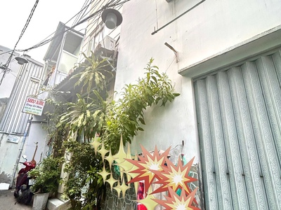 Bán nhà nhỏ tiền- nhỉnh 3t- vài bước chân ra mt đoàn văn bo- lưu thông tôn đản - xóm chiếu- nguyễn 2