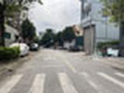 Cần bán 79,5m2 nhà C4 mặt phố Chính Trung, Gia Lâm. Đường 13m ba ô tô tránh nhau 1