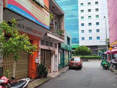 Bán nhà mặt tiền 3 tầng ngay trung tâm nhiều văn phòng, ngân hàng 4