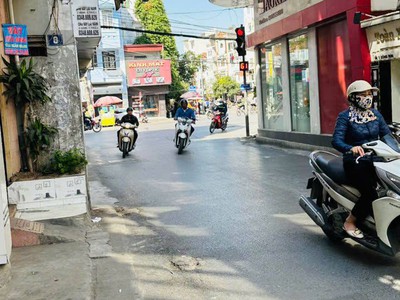 Bán nhà mặt phố Vũ Chí Thắng - 44m2 - mặt tiền hiếm 5,2m - 3 tầng - giá ổn áp 5,2 tỷ 1