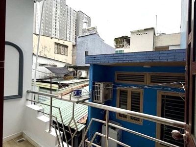 Bán nhà đ.đoàn văn bơ- vài bước chân ra mt xe hơi- kế bên lê quốc hưng- lưu thông tôn đản -hoàng 1