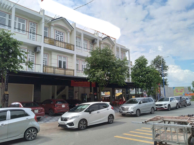 Nhượng lại nhà 3 lầu lô góc 2 mặt tiền đang cho thuê phường Bến Cát,  giá 16 tỷ 1