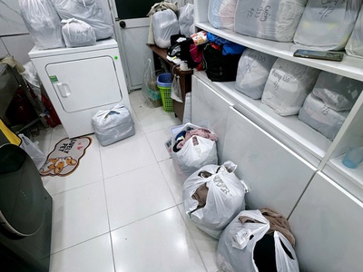 Em cần sang nhượng tiệm giặt đang hoạt động ổn định, full đồ, không cần đầu tư thêm. 2