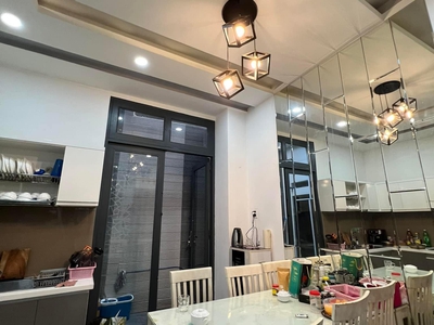 Bán nhà 4 tầng đối diện gigamall phạm văn đồng, 80m2 có sân đậu ô tô, giá 8,4 tỷ 1