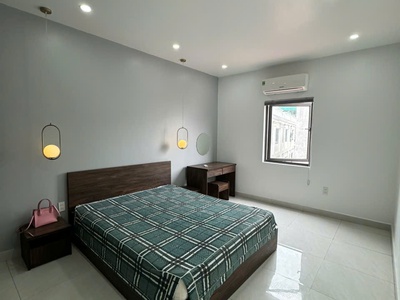 Cho thuê căn hộ phố Văn Cao, 2 p.ngủ  65m2 . 5