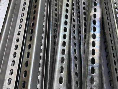 Vật tư phụ bulong , con tán , cùm , tyren , sắt u , sắt v 2