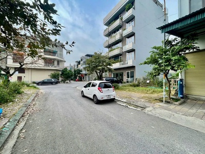 Cc bán gấp lô 145m,veiw hồ,hạ bằng, hoà lạc.sát đhqg, dh fpt,trục chính,gần metro.giá chỉ 3.750tỷ 2