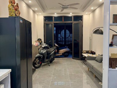 Mặt ngõ rộng   thông các ngả - cách ô tô 50m   gần hồ tây lộng gió   full mội thất 33,4m2. 2