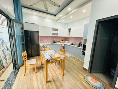 Bán nhà 3 tầng, dt 75m2, số 7, linh trung, thủ đức, tp hcm giá 7,89 tỷ, sổ hồng. liên hệ: 2