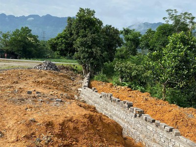 Chính chủ bán đất mặt đường hồ chí minh   yên thủy 4