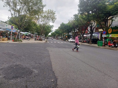 Lê thanh nghị sát núi thành 30/4 đường 10,5m vỉa hè 20m 4 ô tô đậu cửa 2