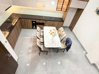 Bán nhà ngọc lâm-dt: 50m2 full đồ trung tâm long biên giá 12.x tỷ x tiểu học 1