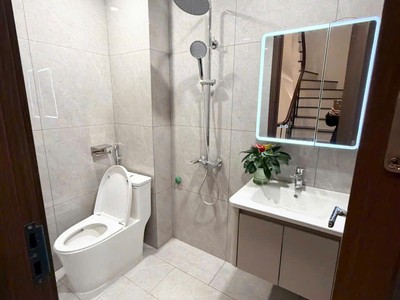 Bán nhà ngọc lâm-dt: 50m2 full đồ trung tâm long biên giá 12.x tỷ x tiểu học 3