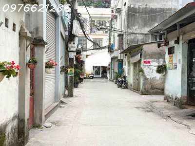 Bán đất ngô gia tự 100 m2- mt:6m  phân lô ô tô tránh .giá:17,x tỷ  ô tô vào nhà 2 chiếc   ngõ thông 1