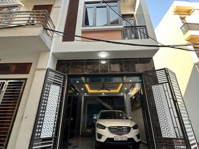 Bán căn nhà 3 tầng có gara oto ngõ phố Vũ Hựu, ph Thanh Bình, TP HD, 50m2, mt 4m, 3 ngủ 0