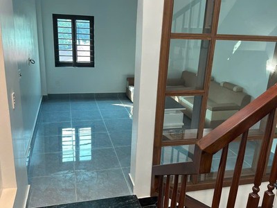 Bán căn nhà 3 tầng có gara oto ngõ phố Vũ Hựu, ph Thanh Bình, TP HD, 50m2, mt 4m, 3 ngủ 3