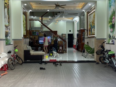 Bán nhà 2 tầng dĩ an,shr thổ cư,đường 2 ô tô thông,kinh doanh buôn bán tốt 0