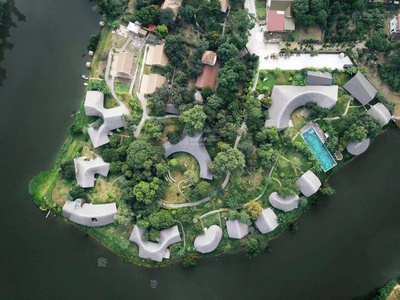 Cạnh chợ hòa lạc. bán 100m tc, mt 9.5m view hồ, đường thông- rộng 12m.ô tô đỗ ngày đêm. tc hơn 3đ 3