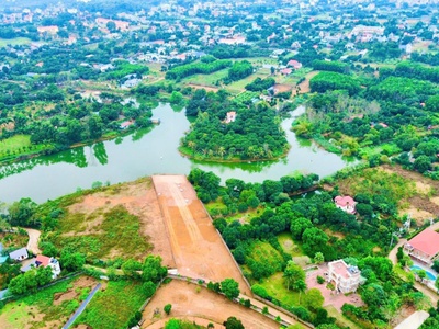 Cạnh chợ hòa lạc. bán 100m tc, mt 9.5m view hồ, đường thông- rộng 12m.ô tô đỗ ngày đêm. tc hơn 3đ 2