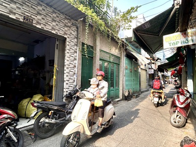 Bán nhà căn góc 2 mt- hiếm ngang 4m- đ.đoàn văn bơ- xe hơi đổ cửa-kinh doanh đa ngành nghề- giao 4