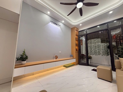 Nhỉnh 8 tỷ nhà đẹp ở ngay trung tâm  đống đa    ngõ thông gần ngã tư sở  lh 0975124520 4