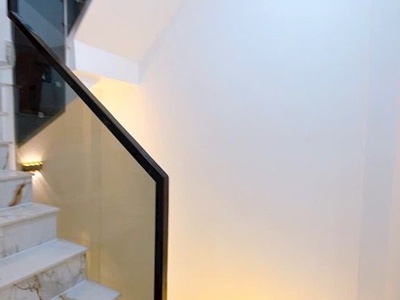 Nhà đẹp vào ở nay- đ.đoàn văn bơ- cawch 2 căn ra có xe hơi- chỉ 3.55t thôi- lưu thông tôn thất 3