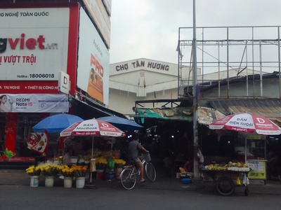 Nhà mt khu tân hương sầm uất - dt 100m2 - có sân để xe hơi rộng rãi - nhà sân vườn cực chill - bank 1