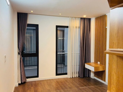 Ngọc thuỵ  dt 32m xây 5 tầng  oto đỗ cổng full nội thất  chỉ 8,x tỷ 2