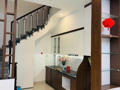 Ngọc thuỵ  dt 32m xây 5 tầng  oto đỗ cổng full nội thất  chỉ 8,x tỷ 1