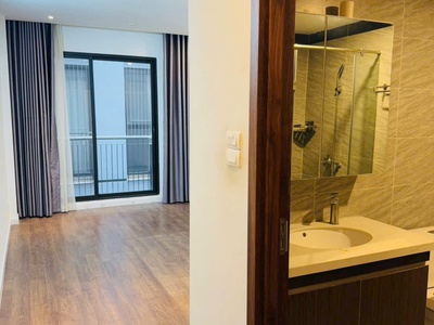 Ngọc thuỵ  dt 32m xây 5 tầng  oto đỗ cổng full nội thất  chỉ 8,x tỷ 4