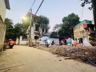 Phố trường lâm  bán đất tặng gpxd mảnh 54m - mt 4m  ngõ thông oto  chỉ 8,x tỷ/lô 0