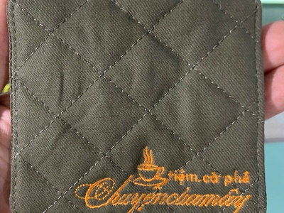 Đế lót ly vải kaki giá rẻ thêu tên quán 0