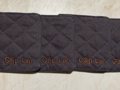 Đế lót ly vải kaki giá rẻ thêu tên quán 1