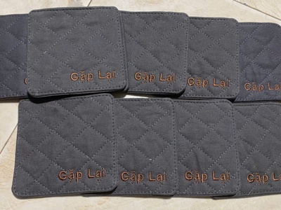 Đế lót ly vải kaki giá rẻ thêu tên quán 3