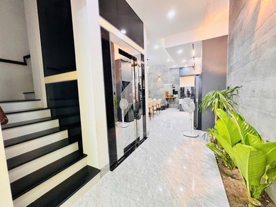 Bán nhà 6 tầng mặt tiền Phạm Ngọc Thạch, Vĩnh Hải, Nha Trang, GIÁ 20 TỶ 11