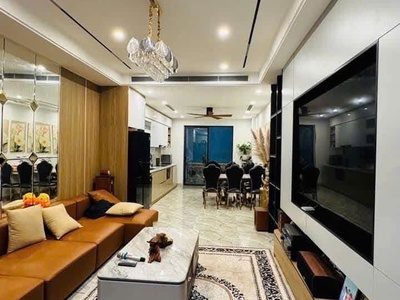 Ngọc lâm  dt 55m xây 6 tầng thang máy  full nội thất hiện đại  chỉ 1x tỷ 1