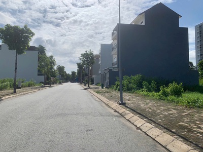 Cần bán gấp lô góc 2 mặt tiền 162m2 dự án Nam Phan Đỗ Xuân Hợp cách The Global chỉ 800m. 0