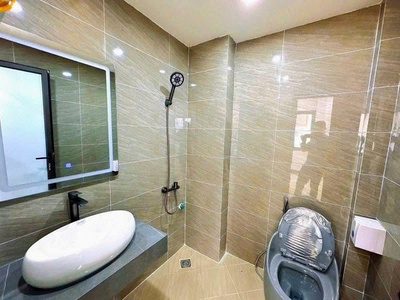 Hoàng quốc việt - lô góc - kinh doanh - ô tô , ngõ thông 7 tầng full nội thất , đầy đủ pccc , thang 2