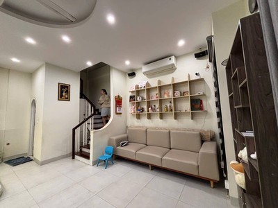 Cho thuê nhà âu cơ 55m2, 3t, 5m, 3n, 3vs, 14 triệu, nguyên căn, ô tô. 2