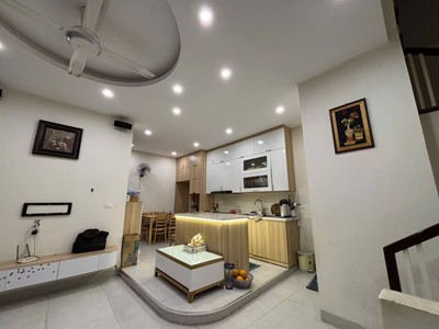 Cho thuê nhà âu cơ 55m2, 3t, 5m, 3n, 3vs, 14 triệu, nguyên căn, ô tô. 1