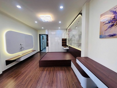 Nhà đẹp-lô góc- phố lạc long quân 38m 5t nhỉnh 9 tỷ-ngõ thông- gần phố 4