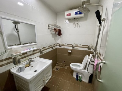 Cho thuê nhà mặt phố Văn Cao, DT: 83m2, 4 p.ngủ khép kín. 2