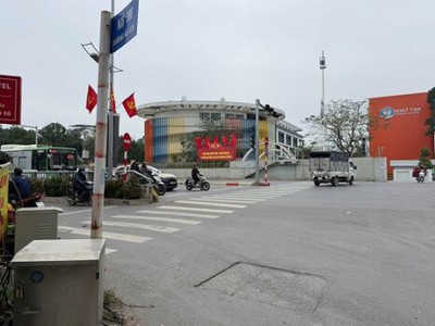 Cho thuê mặt bằng vị trí đắc địa ngã tư âu cơ 4