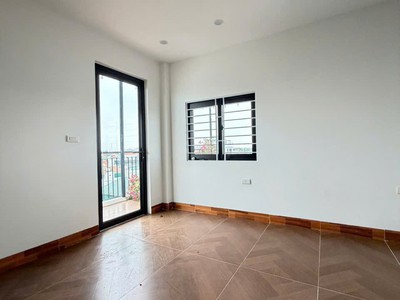 Nhà 6 tầng thang máy phúc lợi long biên diện tích 50m  mặt tiền 9.6m 3