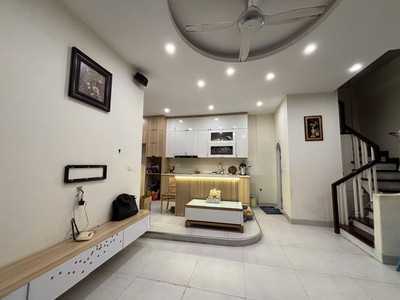 Cho thuê nhà âu cơ 55m2, 3t, 5m, 3n, 3vs, 14 triệu, nguyên căn, ô tô. 0