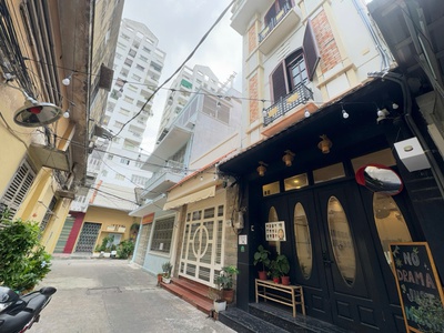 Bán nhà 2 tầng - xe hơi ngủ trong nhà đ. nguyễn trãi, quận 1 - dt 84m2 -   liên hệ giang giang: 0