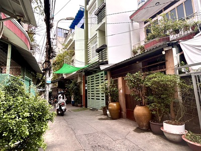 Nhà mt đ.số- xe hơi đậu cửa- dân cư hiện hữu- lưu thông khánh hội- bến vân đồn- hoàng diệu. 0